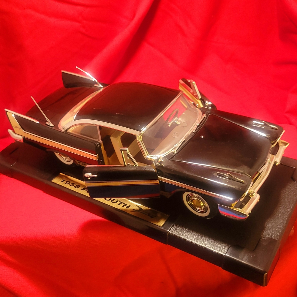 Motor Max 1/18 1958 Plymouth Fury Die-Cast Black Timeless